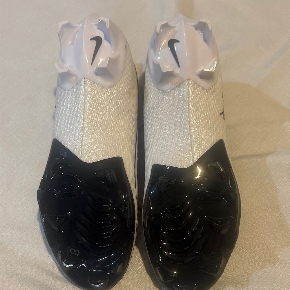 Nike Black and White Athletic Shoes - Picture 9 of 10